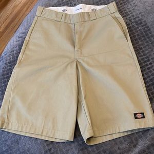 NWOT loose fit dickies board shorts size 32